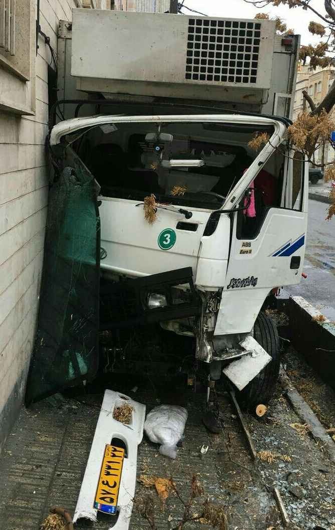 برخورد کامیونت با 3 دستگاه خودرو سواری در سعادت آباد تهران