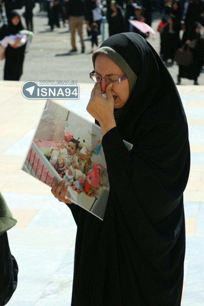 گریه‌های مادر بنیتا در مراسم شیرخوارگان حسینی(ع) +عکس