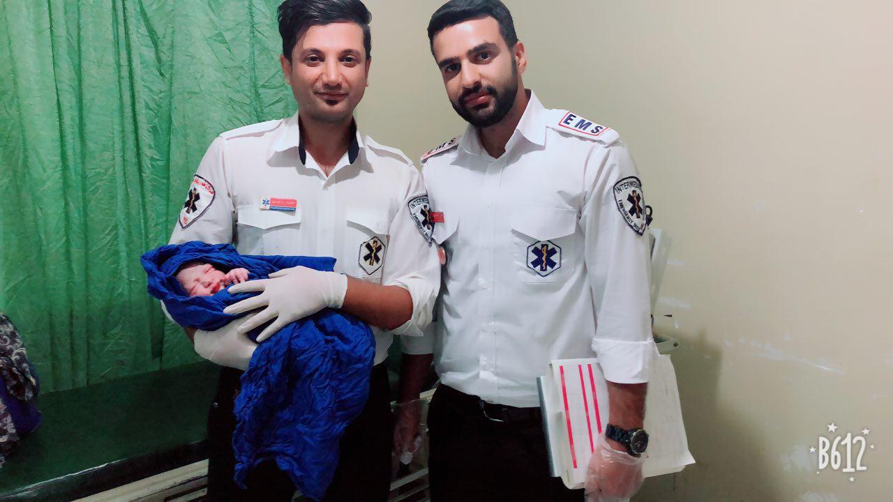 اولین زایمان آمبولانسی در اولین روز اردیبهشت + عکس