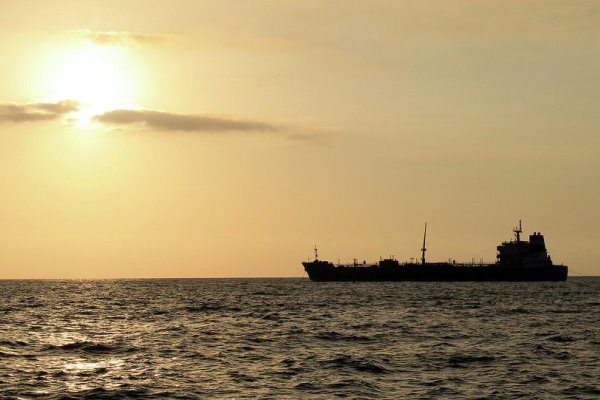چین برای مواجه نشدن با تحریم آمریکا از نفتکش ایرانی استفاده میکند