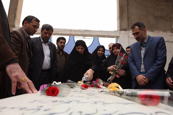 حضور فرزند امام خمینی در گلزار شهدای اهواز حضور فرزند امام خمینی در گلزار شهدای اهواز