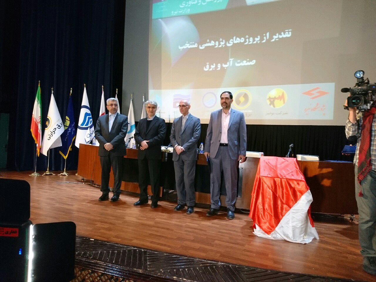 پروژه تولید نیروی برق استان یزد به عنوان پروژه برتر وزارت نیرو پروژه تولید نیروی برق استان یزد به عنوان پروژه برتر وزارت نیرو
