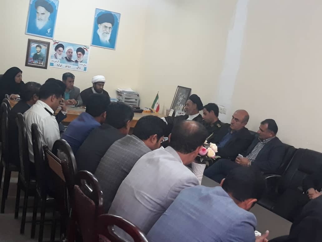 مطالبه حقوق زنان دیشموکی از همه مدیران مرد ! + تصاویر مطالبه حقوق زنان دیشموکی از همه مدیران مرد ! + تصاویر