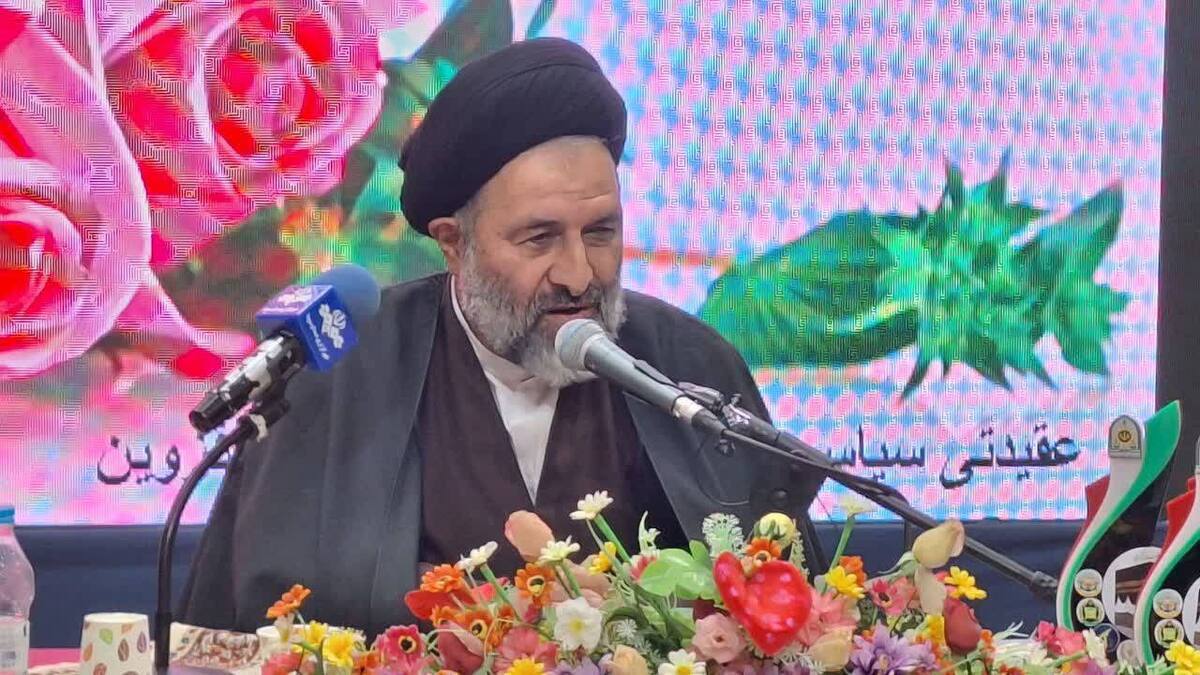 خدمت گذاری به مردم در جامعه اسلامی باید بر اساس زمانبندی نماز باشد