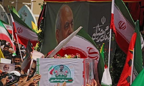 تشییع پرشکوه شهید خادمی به همراه ۵ تن از شهدای جنگ در شیراز برگزارشد تشییع پرشکوه شهید خادمی به همراه ۵ تن از شهدای جنگ در شیراز برگزارشد
