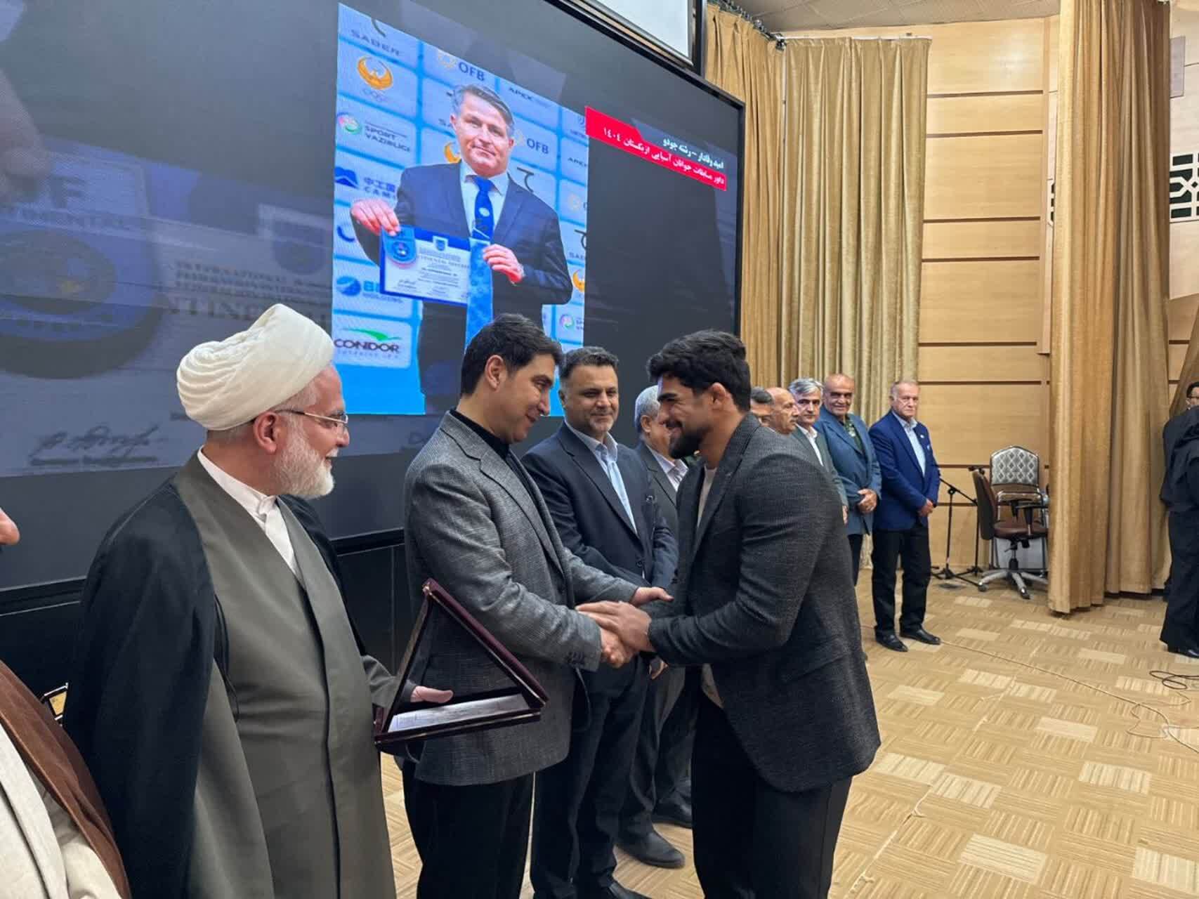 قهرمانان و مدالآوران بینالمللی کردستان تجلیل شدند + فیلم قهرمانان و مدالآوران بینالمللی کردستان تجلیل شدند + فیلم