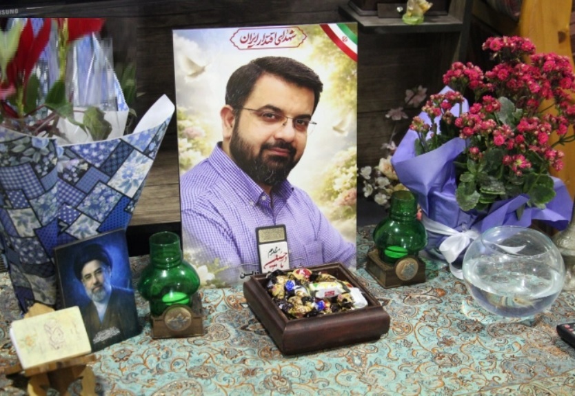 تجلیل دانشگاه آزاد گیلان از خانواده شهید صادق زرین/ شهیدی که رهبر انقلاب نام او را زنده نگه داشتند