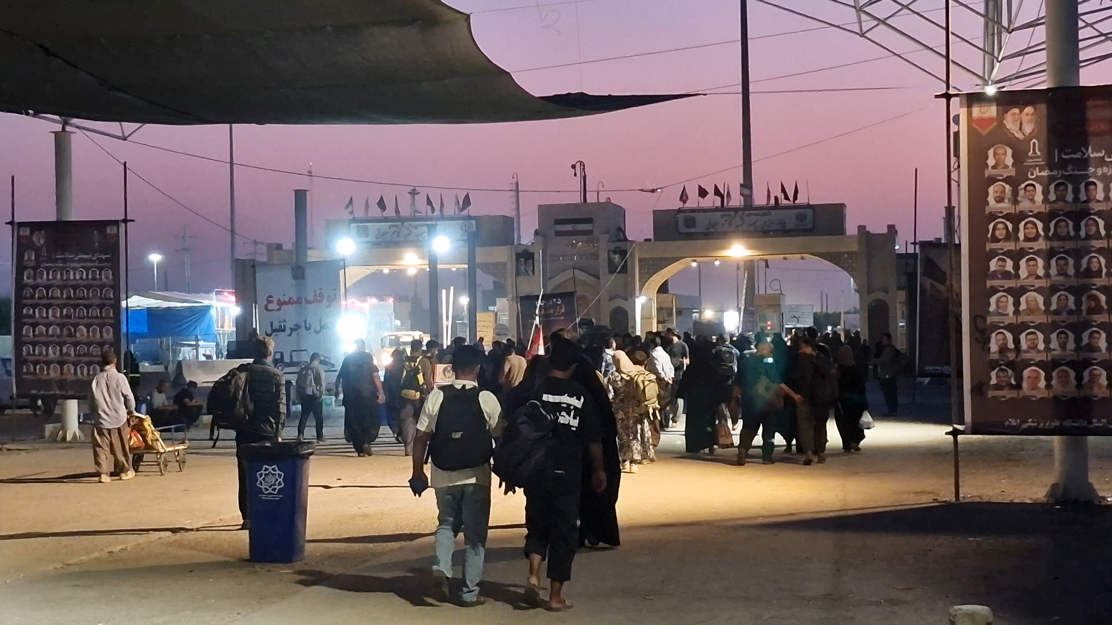 تردد زائران از مرز مهران از یکمیلیون و ۳۸۰ هزار نفر گذشت تردد زائران از مرز مهران از یکمیلیون و ۳۸۰ هزار نفر گذشت