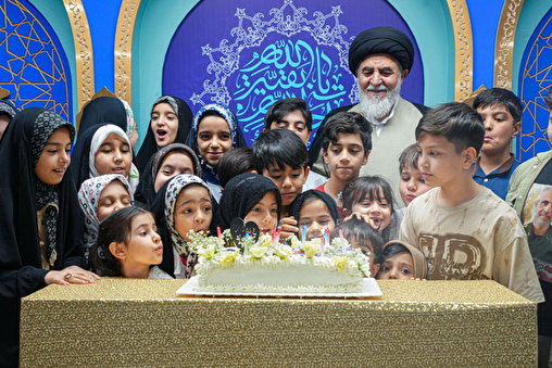 جشن تولد فرزندان شهدا در مسجد مقدس جمکران + عکس